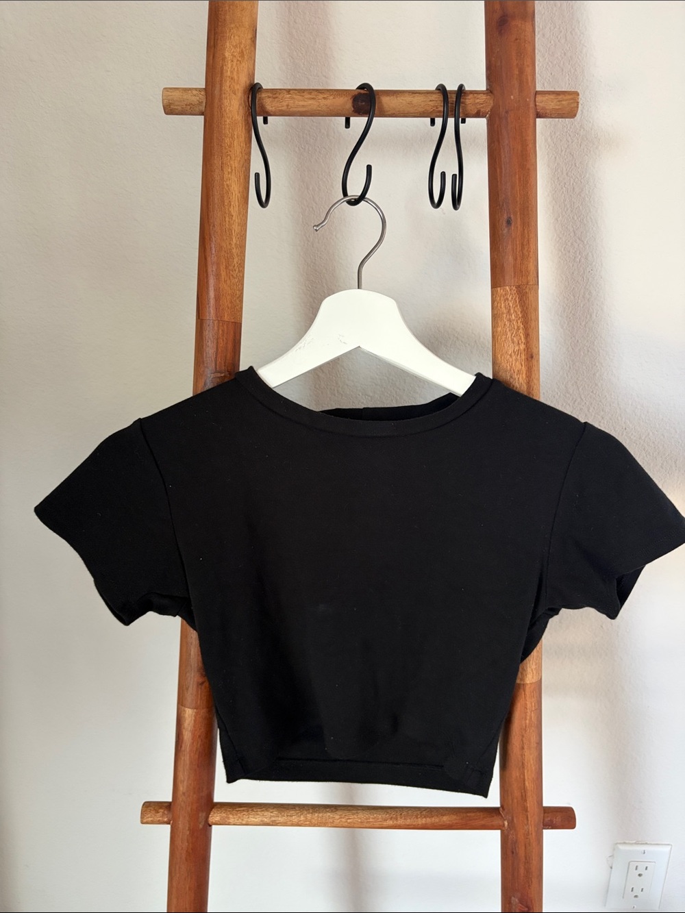 Clyque the Label Belen Black Womens Cropped Crew Tee